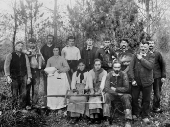 Holzfällerlager mit ihrer Familie, Region Chaumont, Haute Marne, um 1880. Ducos Sammlung.