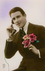 Mann am Telefon, Blumen haltend