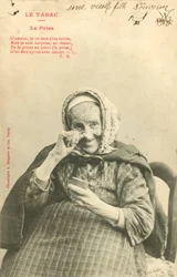 Alte Frau, die Schnupftabak nimmt