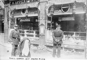 Paris, deutscher Laden von Mob zerschlagen, 1914