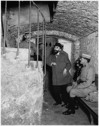 Polizisten durchsuchen den Keller von Henri Desire Landru (1869-1922) ca. 1919-20