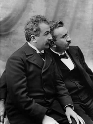 Porträt von Auguste (1862-1954) und Louis Lumiere (1864-1948) ca. 1920 (Foto)