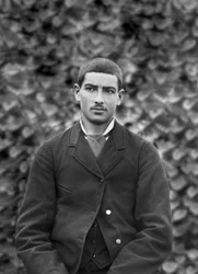 Porträt eines jungen Mannes im Garten der Abtei von Septfontaines, in der Nähe von Bourmont in Haute-Marne. Fotografie Ende des 19. Jahrhunderts. Ducos-Sammlung.
