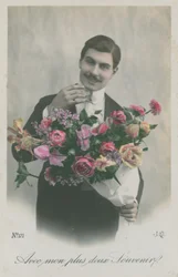 Postkarte eines Mannes, der einen Blumenstrauß hält, gesendet im Jahr 1913