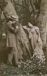 Liebende schnitzen ein Herz in einen Baum (handkoloriertes Foto)