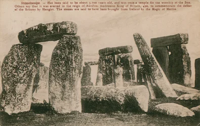 Stonehenge - Bronzezeitlicher Steinkreis, der der Folklore nach in der Regierungszeit von Aurelius Ambrosius, 490, errichtet wurde, um den Sieg der Briten über Hengist zu gedenken