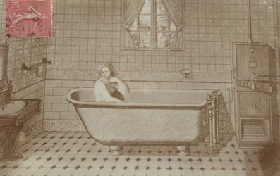 Eine Frau in der Badewanne in einem Badezimmer