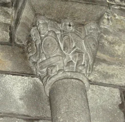 Kapitell mit der Darstellung einheimischer Ritter im Kampf gegen Mohren