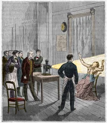 Katalepsie unter dem Einfluss von Licht - Der französische Neurologe Jean Martin Charcot (1825-1893) untersucht das Phänomen der Hypnose bei einem Patienten im Krankenhaus Salpêtrière mit einer Zauberlaterne - Katalepsie - Jean Martin Charcot (1825-1893), 
