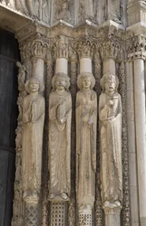 Kathedrale von Chartres, Detail des Feuers rechts von der zentralen Bucht des Königstors, von links nach rechts, ein Prophet, König David, eine Königin, Salomo