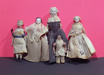Sammlung von Puppen, möglicherweise von Honoré de Balzac (1799-1850) als Gedächtnisstütze für La Comédie Humaine verwendet