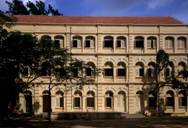 Kolonialarchitektur in Vietnam: Detail der Puginier-Schule, christliche Schule gegründet von Monsignore Puginier, erbaut 1898, Militärstil-Architektur