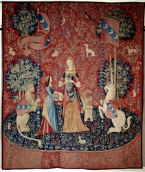 Vorhang der Dame mit dem Einhorn: Allegorie des Geruchs. Eine junge Frau hält einen Kranz aus Nelken, umgeben von einem Löwen, einem Einhorn, einem Affen, Kaninchen. Woll- und Seidenteppich hergestellt zwischen 1484 und 1500. Aus dem Schloss von Boussac, C