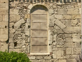 Ansicht eines zugemauerten alten Fensters