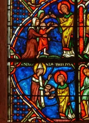 Detail eines Fensters, das Szenen aus dem Leben des Hl. Laurentius darstellt