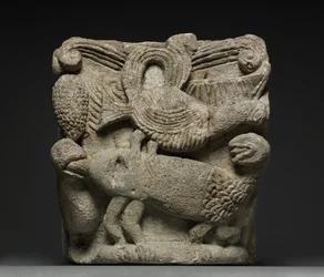 Engagiertes Kapitell mit einer fantastischen Kreatur und drei Vögeln, frühe 1100er
