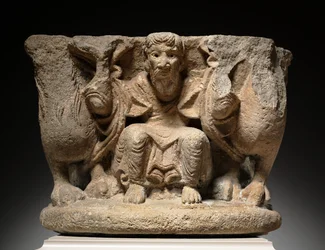 Engagiertes Kapitell mit einer Stütze