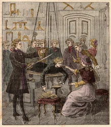Experiment zur Elektrizität von Abbe Jean Antoine (Jean-Antoine) Nollet (1700-1770) - Elektrisches Experiment an einem Mann durchgeführt von Abbe Jean Antoine Nollet (1700-70) in einem Physikerkabinett - Gravur in „Sciences à la gratete de tous - physics e