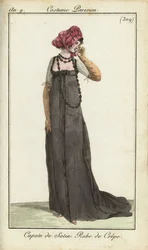Modische Frau mit Satinbonnet und Kreppkleid