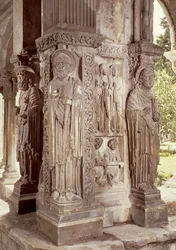 Figuren der hl. Petrus, Trophime und Johannes auf einer Säule im Kreuzgang