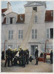 Feuerwehrleute von Paris. Die Rettung hat Vorrang. Das Klettern, um in die Nähe der Katastrophen zu gelangen, erfolgt sofort mittels Haken, Stuhlknoten oder des Rettungssacks, der vom Pumpenleiter und dem ersten Diener montiert wird. Die Pioniere unten unt