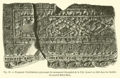 Architekturfragment vom Triumphmonument der Stadt, gefunden 1866 bei den Ausgrabungen des neuen Hôtel-Dieu