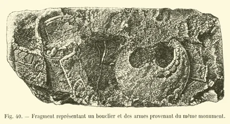 Fragment, das einen Schild und Waffen darstellt, vom selben Monument