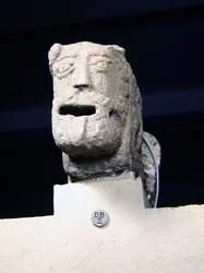 Wasserspeier mit heraushängender Zunge