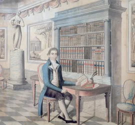 Herr liest in seiner Bibliothek