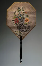 Handfächer, mit Satin bezogene Karte mit perlenbesticktem Blumenmotiv, Holzgriff, Länge 41,9 cm