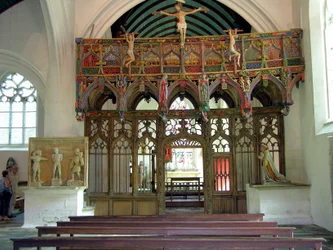 Innenansicht der Kapelle mit dem bemalten Lettner