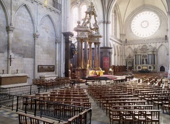 Innenansicht der Kathedrale von Angers (Maine et Loire), erbaut zwischen dem 12. und 15. Jahrhundert, die die perfekte Mischung aus romanischem und gotischem Stil darstellt.