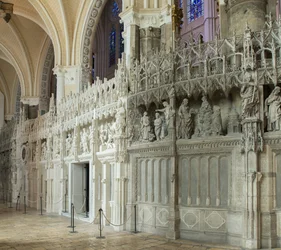 Innenansicht der Kathedrale von Chartres mit einem Detail des Chors