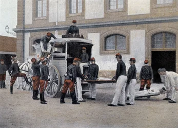 Verladen der Verwundeten in einen Krankenwagen - in „Militäralbum“ - Mannschaftszug