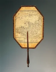 Karte von Nordwestfrankreich, gouachebemalter Kartonfächer mit aquarellierter Druckgrafik und geformtem Holzgriff