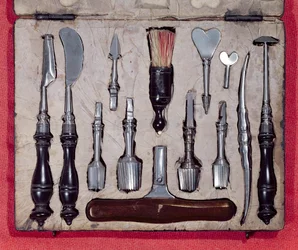 Medizinkasten mit Instrumenten zur Trepanation