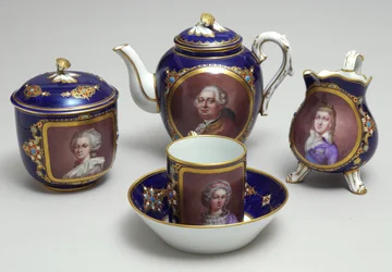 Teil eines Teeservices mit Porträts von Louis XVI (1754-93) und Marie Antoinette (1755-93), Sevres, Frankreich, ca. 1789