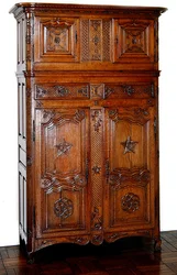 Picardy-Kleiderschrank mit Freimaurerdekoration, ca. 1740