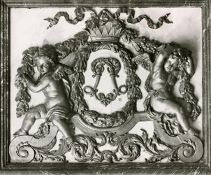 Putti flankieren das Initial L an der Tür des Salon des Gardes de la Reine