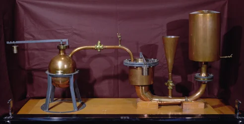 Rekonstruktion einer von Denis Papin (1647-1712) erfundenen Dampfdruckmaschine (Kupfer)