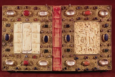 Reliquienplakette, die die Jungfrau und das Kind mit Heiligen und die Kreuzigung darstellt (Gold, Elfenbein & Edelsteine)