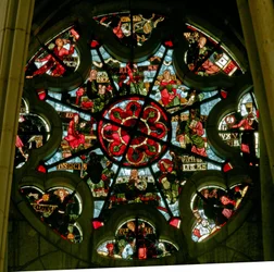Rosettenfenster, das Laster und Tugenden darstellt