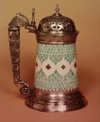Rudolfi-Krug mit Elfenbeinkörper, eingelegt mit Türkisen, montiert in Silber und besetzt mit Rubinen, Paris, um 1855