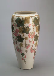Sevres Vase, mit Überglasurdekor