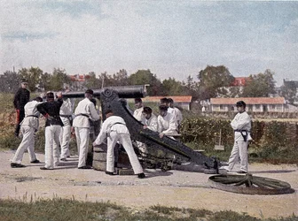 Schießen mit einer 95-Kanone von einem Aussichtspunkt für Sitze und Plätze - in „Militäralbum“ - Fußartillerie