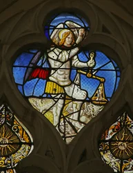 St. Michael wiegt Seelen und trampelt auf einem Teufel