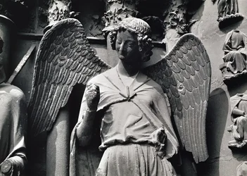 Der Engel mit einem Lächeln, Jambenfigur vom Westportal