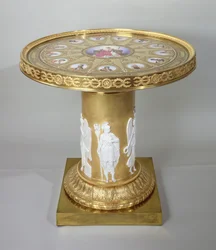 Der Austerlitz-Tisch, eingelegt mit Sèvres-Plaketten zur Erinnerung an Napoleons Sieg bei Austerlitz, 1808-10 (Gold & Porzellan)