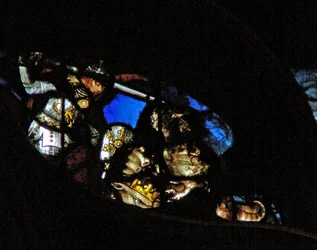 Das Westrosenfenster zeigt eine Szene aus dem Buch der Offenbarung: Krieg im Himmel; St. Michael besiegt den Drachen (12:7-8).