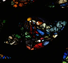 Das Westrosenfenster zeigt eine Szene aus dem Buch der Offenbarung: Vierte Schale wird auf die Sonne gegossen, die Menschen versengt (16:8).